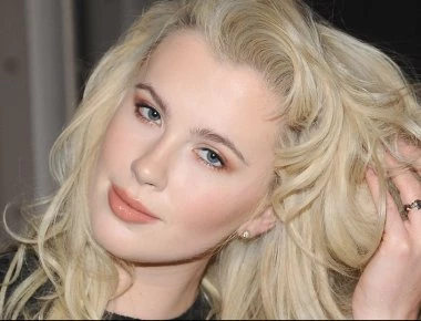 Κόρη πασίγνωστης ηθοποιού «κολάζει» τους άντρες με τις πόζες της! (φώτο)